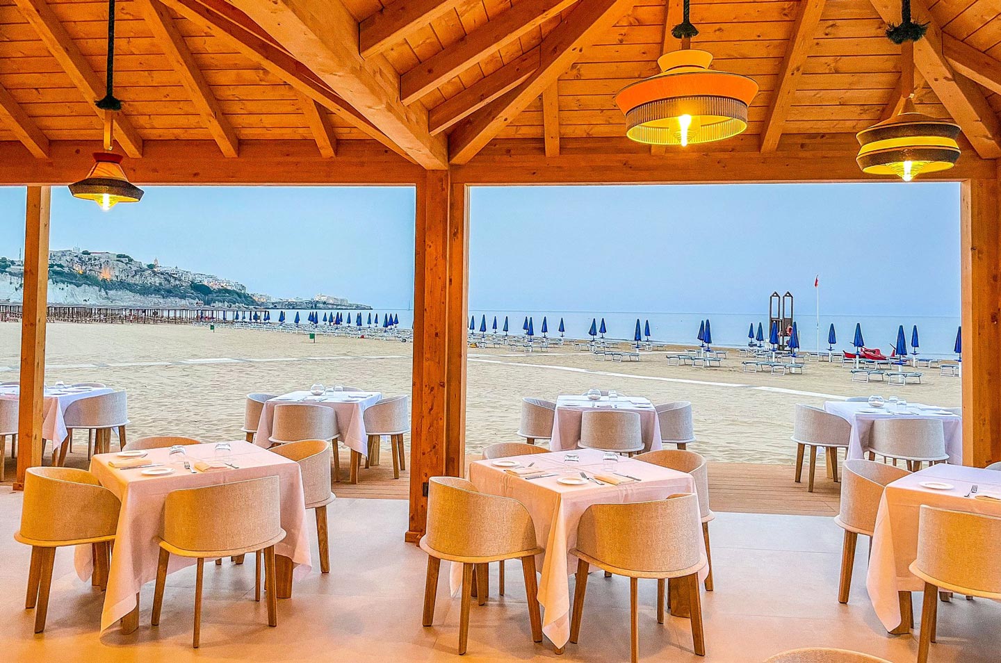 Choosing the Right Contract Hotel Furniture and Restaurant Furniture 4 Hotel pizzomunno Vieste 02