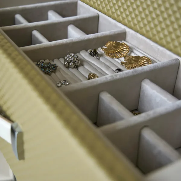 Traveler accessories cabinet - Image 6