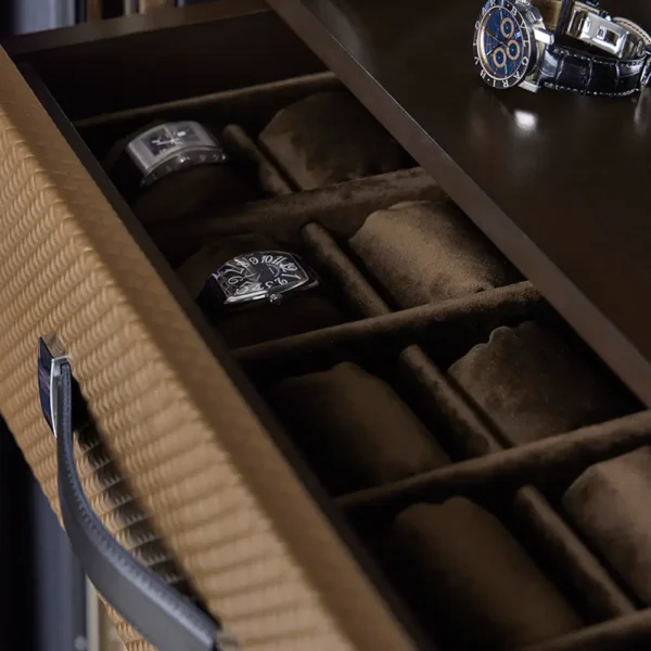 Traveler accessories cabinet - Image 7