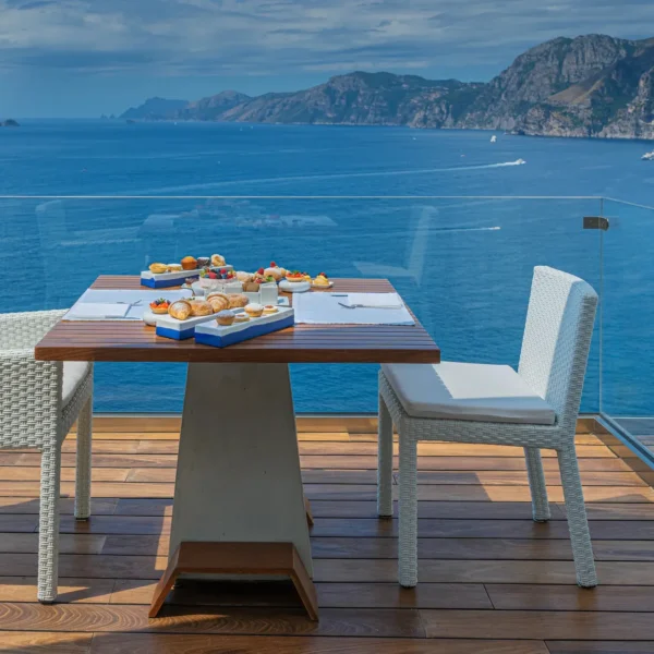 Inout Dining table - Image 8