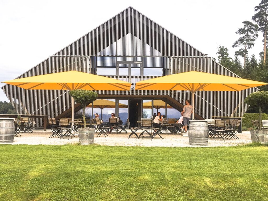 Shaded in Style: Uhlmann’s Giant Umbrella – The Ultimate Luxury Patio Umbrellas for Your Chaise Lounge Set 1 sonnenschirme gelb 7m
