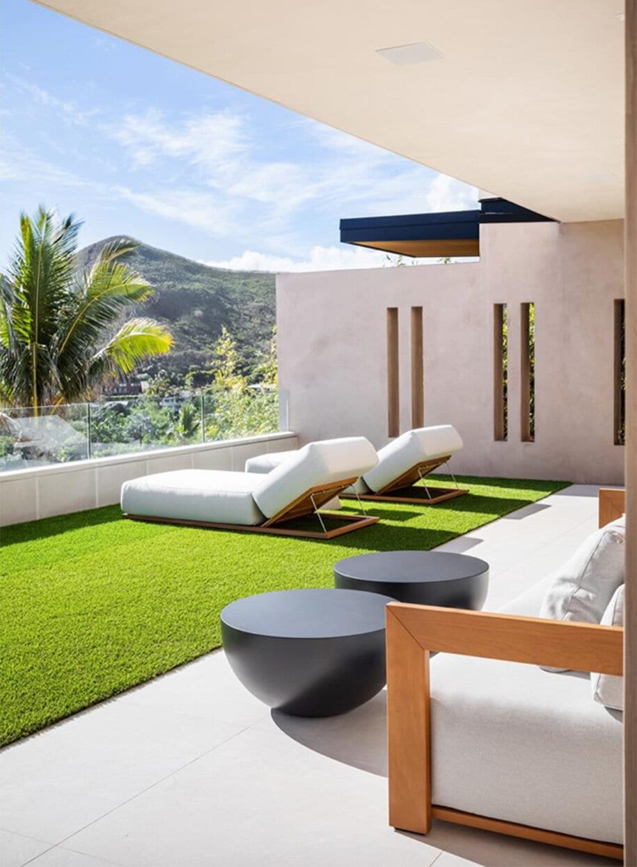 L1560149WebRes-915x1245