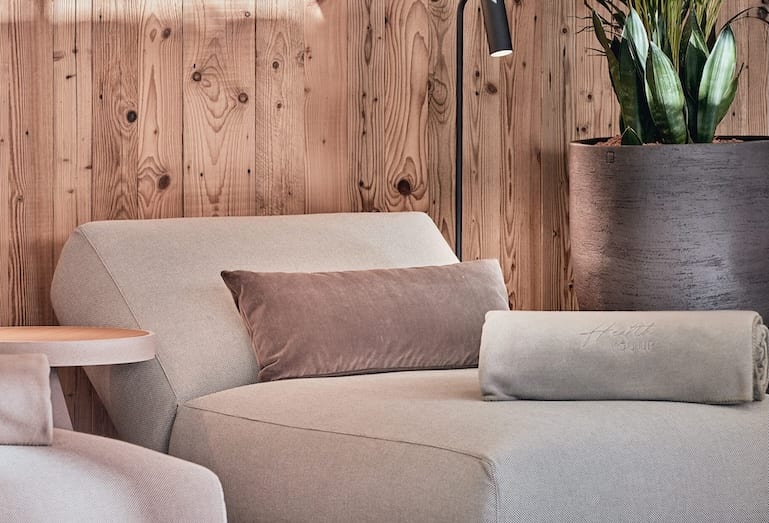 MountMedResortPoolDaytimemmr24_4465_pcMichaelHuberPhotography-1830x1245