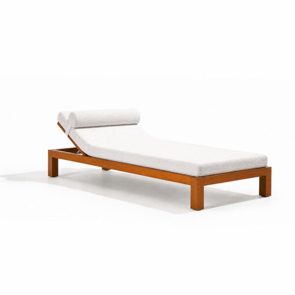 Morbido Slim Sunbed in off-white bouclé on a solid wood frame